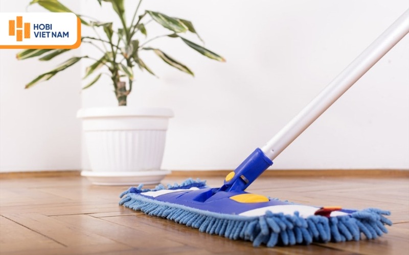 Vì sao nhiều người lo ngại khi lau nước sàn gỗ